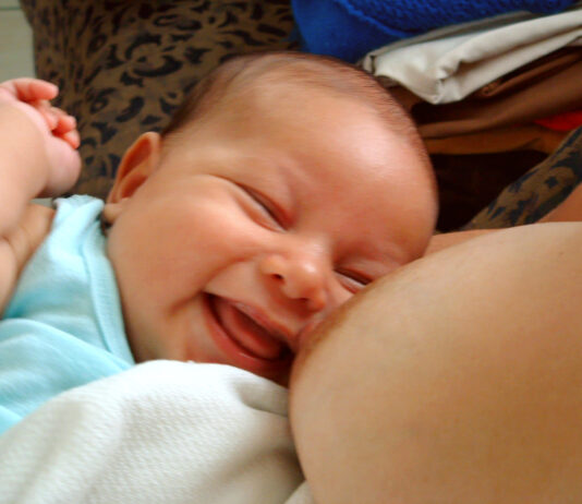 Madres con la COVID-19 podrían seguir lactando