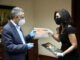 Claudia Franchesca de los Santos entrega un ejemplar de los planes para la solución de movilidad de Santo Domingo Este a Manuel Jiménez, alcalde de ese municipio.