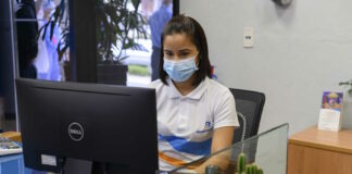 El personal que trabaja de forma presencial recibe los insumos necesarios.
