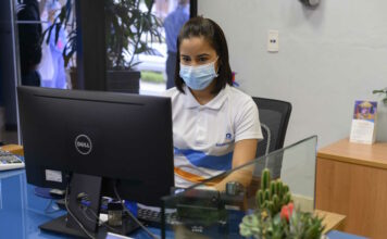 El personal que trabaja de forma presencial recibe los insumos necesarios.