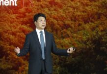 Guo Ping, presidente rotativo de Huawei, pronuncia su discurso "Huawei, un año más allá", en la 17° Global Analyst Summit en Shenzhen.