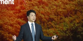 Guo Ping, presidente rotativo de Huawei, pronuncia su discurso "Huawei, un año más allá", en la 17° Global Analyst Summit en Shenzhen.