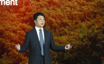 Huawei: industria tecnológica tiene gran potencial y desafíos Guo Ping, presidente rotativo de Huawei, pronuncia su discurso "Huawei, un año más allá", en la 17° Global Analyst Summit en Shenzhen.