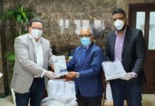 Amaury Abreu, gerente Sicpa Dominicana, entrega donación al ministro de Salud Pública, Rafael Sánchez Cárdenas