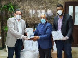 Amaury Abreu, gerente Sicpa Dominicana, entrega donación al ministro de Salud Pública, Rafael Sánchez Cárdenas