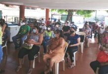 La candidata a diputada Sandra Fernández, mientras orienta a parte del equipo en torno a las acciones y responsabilidades en las elecciones del cinco de julio.