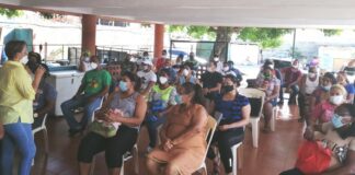La candidata a diputada Sandra Fernández, mientras orienta a parte del equipo en torno a las acciones y responsabilidades en las elecciones del cinco de julio.