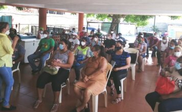 La candidata a diputada Sandra Fernández, mientras orienta a parte del equipo en torno a las acciones y responsabilidades en las elecciones del cinco de julio.