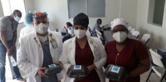 Parte del personal médico que recibió las raciones alimenticias de Bupa Dominicana.