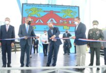 El presidente Danilo Medina corta la cinta que dejó inaugurada la Estación Depuradora de Aguas Residuales Rio Ozama.