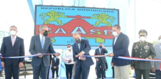 El presidente Danilo Medina corta la cinta que dejó inaugurada la Estación Depuradora de Aguas Residuales Rio Ozama.