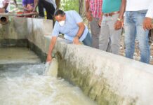 Emilio Toribio Olivo, director del Instituto Agrario Dominicano. mientras entrega sistema de riego en Tamayo, Bahoruco.