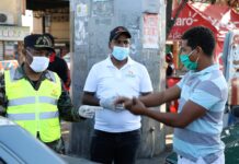 Las autoridades inspecciones las paradas del transporte de pasajeros.