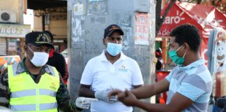 Las autoridades inspecciones las paradas del transporte de pasajeros.