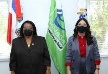 Las titulares de ambas instituciones, Mercedes Rodríguez Silvr y Kenia Lora Abreu, tras la firma del acuerdo.