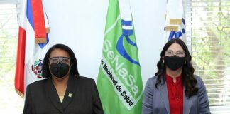 Las titulares de ambas instituciones, Mercedes Rodríguez Silvr y Kenia Lora Abreu, tras la firma del acuerdo.