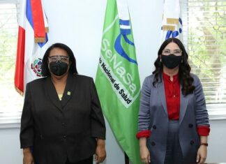 Las titulares de ambas instituciones, Mercedes Rodríguez Silvr y Kenia Lora Abreu, tras la firma del acuerdo.