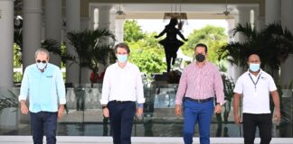 Representantes del Gobierno y ejecutivos hoteleros durante la supervisión.