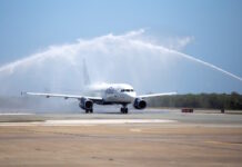 Uno de los primeros vuelos en llegar al Aeropuerto Internacional de Punta Cana fue de la aerolínea Jet Blue.