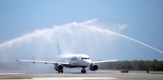 Uno de los primeros vuelos en llegar al Aeropuerto Internacional de Punta Cana fue de la aerolínea Jet Blue.
