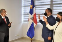 Darío Castillo, ministro de Administración Pública, juramenta a Cristian Sánchez y a Rosa Camila Rivera como nuevos director y subdirectora del INAP, respectivamente.
