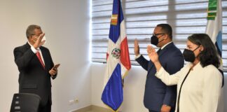 Darío Castillo, ministro de Administración Pública, juramenta a Cristian Sánchez y a Rosa Camila Rivera como nuevos director y subdirectora del INAP, respectivamente.