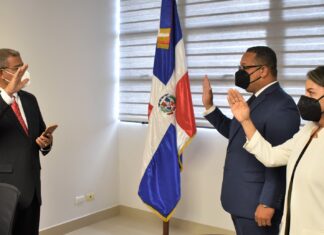 Darío Castillo, ministro de Administración Pública, juramenta a Cristian Sánchez y a Rosa Camila Rivera como nuevos director y subdirectora del INAP, respectivamente.