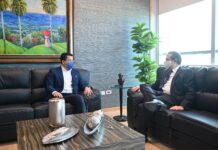 David Collado, nuevo ministro de Turismo, junto a Francisco Javier García, funcionario cesante.
