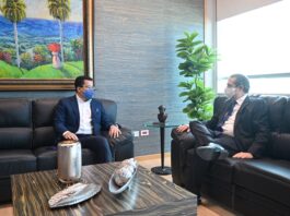 David Collado, nuevo ministro de Turismo, junto a Francisco Javier García, funcionario cesante.