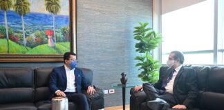 David Collado, nuevo ministro de Turismo, junto a Francisco Javier García, funcionario cesante.