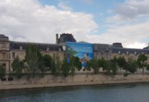 La valla que promociona a República Dominicana como destino turístico en una de las paredes exteriores del Louvre, en París, Francia.