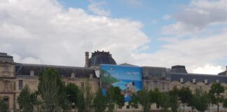 La valla que promociona a República Dominicana como destino turístico en una de las paredes exteriores del Louvre, en París, Francia.