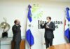Luis Valdez mientras es juramentado por el ministro de Hacienda, Jochi Vicente.