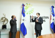 Luis Valdez mientras es juramentado por el ministro de Hacienda, Jochi Vicente.