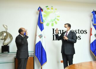 Luis Valdez mientras es juramentado por el ministro de Hacienda, Jochi Vicente.