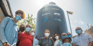 El sistema smartTAP funciona con energía solar y tokens precargados por líderes comunitarios con equipos móviles