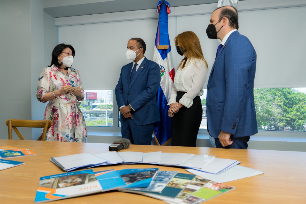 Rosa Rita Álvarez, mientras hace entrega a la nueva presidenta ejecutiva de Fundación Reservas del País.