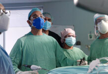 Urólogo Pablo Mateo (centro) junto a los doctores Domínguez Cabral, Falconeys Pimentel, Fausto Mejía y la doctora Colón.
