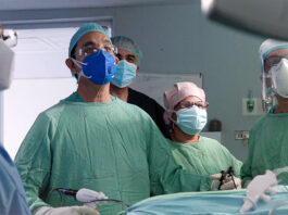 Tecnología y seguridad de última generación en cirugías laparoscópicas Urólogo Pablo Mateo (centro) junto a los doctores Domínguez Cabral, Falconeys Pimentel, Fausto Mejía y la doctora Colón.