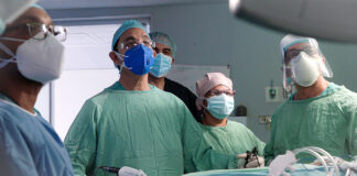 Urólogo Pablo Mateo (centro) junto a los doctores Domínguez Cabral, Falconeys Pimentel, Fausto Mejía y la doctora Colón.