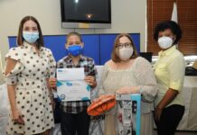 Isaac Blanco fue ganador en el nivel básica. Recibe el reconocimiento de manos de Claudine Nova y Mirna Pimentel, acompañado de su madre Celestina Pérez