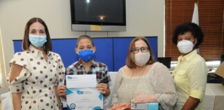 Isaac Blanco fue ganador en el nivel básica. Recibe el reconocimiento de manos de Claudine Nova y Mirna Pimentel, acompañado de su madre Celestina Pérez