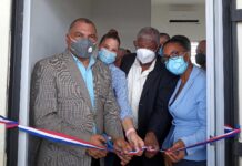 Corte de cinta para dejar inaugurada la oficina de Derechos Humanos en La Victoria.