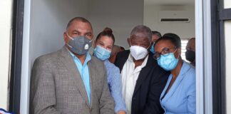Corte de cinta para dejar inaugurada la oficina de Derechos Humanos en La Victoria.