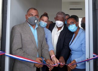 Corte de cinta para dejar inaugurada la oficina de Derechos Humanos en La Victoria.