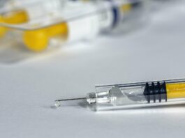 Geriatra desarrolla jornada de vacunación contra la influenza a domicilio