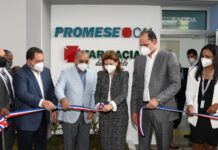 La vicepresidenta Raquel Peña corta la cinta para dejar inaugurada la Farmacia del Pueblo en la Ciudad Sanitaria Luis E. Aybar.
