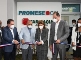 La vicepresidenta Raquel Peña corta la cinta para dejar inaugurada la Farmacia del Pueblo en la Ciudad Sanitaria Luis E. Aybar.