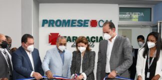 La vicepresidenta Raquel Peña corta la cinta para dejar inaugurada la Farmacia del Pueblo en la Ciudad Sanitaria Luis E. Aybar.