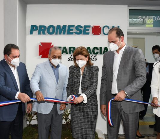 La vicepresidenta Raquel Peña corta la cinta para dejar inaugurada la Farmacia del Pueblo en la Ciudad Sanitaria Luis E. Aybar.